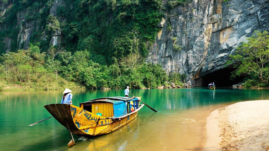 Động Phong Nha là một hang động thuộc vườn quốc gia Phong Nha – Kẻ Bàng và là danh thắng tiêu biểu nhất của khu vực Quảng Bình