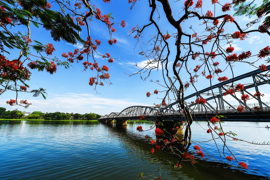 Sông Hương hay Hương Giang là con sông chảy qua thành phố Huế